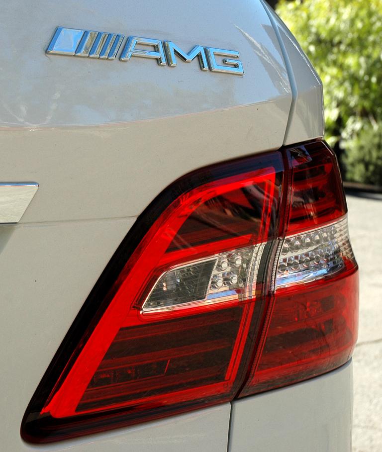 Mercedes ML 63 AMG: Moderne Leuchteinheit hinten mit Markenschriftzug. 