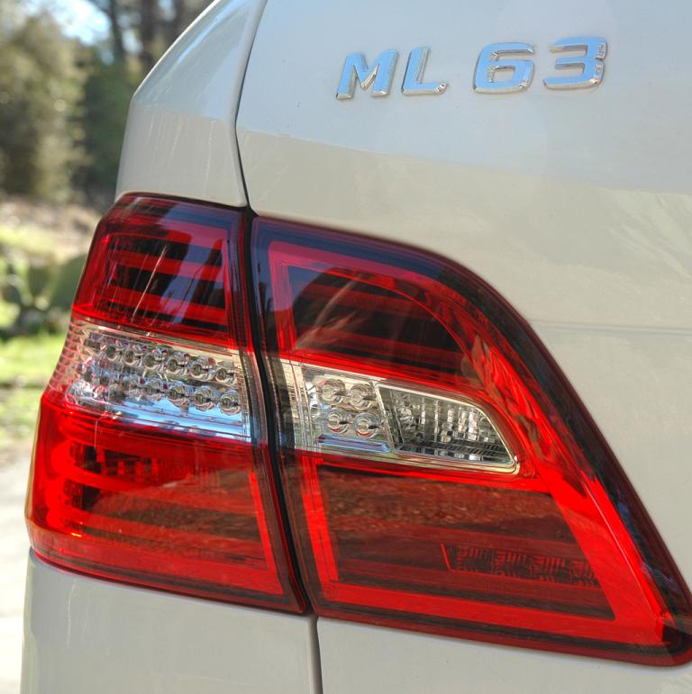 Mercedes ML 63 AMG: Moderne Leuchteinheit hinten mit Modellschriftzug. 