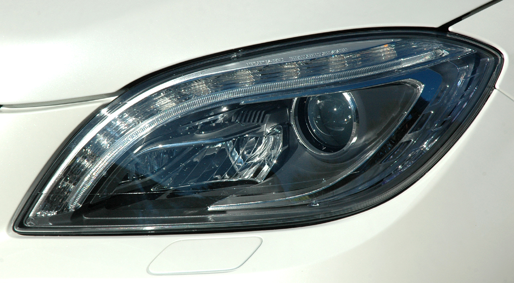 Mercedes ML 63 AMG: Moderne Leuchteinheit mit LED-Tagfahrlicht vorn. 