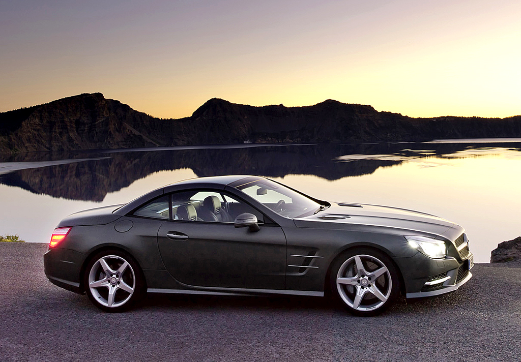 Mercedes SL: Und so sieht der Roadster mit geschlossenem Variodach von der Seite aus.
