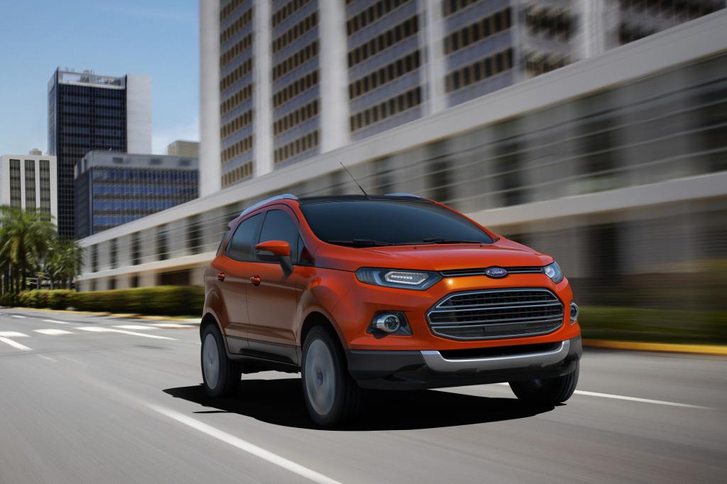 Mit dem großen Kühlerschlund und den schmalen Scheinwerfern reiht sich das SUV in das neue Ford-Design ein