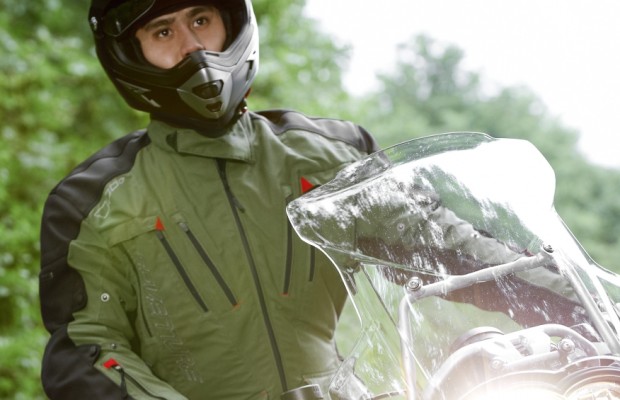 Motorrad Messe Leipzig 2012: Büse präsentiert Motorradanzüge und Helme