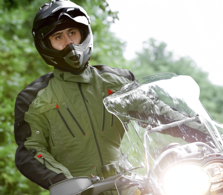 Motorrad Messe Leipzig 2012: Büse präsentiert Motorradanzüge und Helme