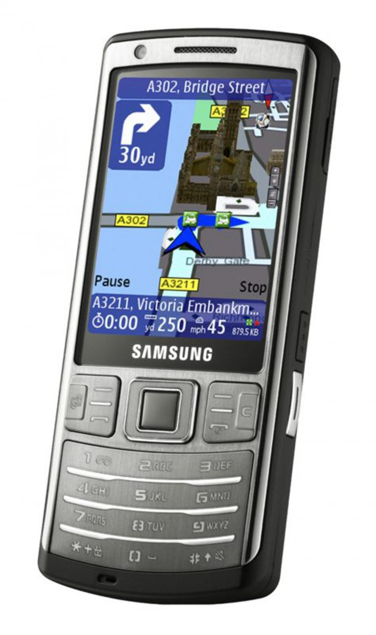 Navi oder Smartphone - welcher Lotse gehört ins Auto?