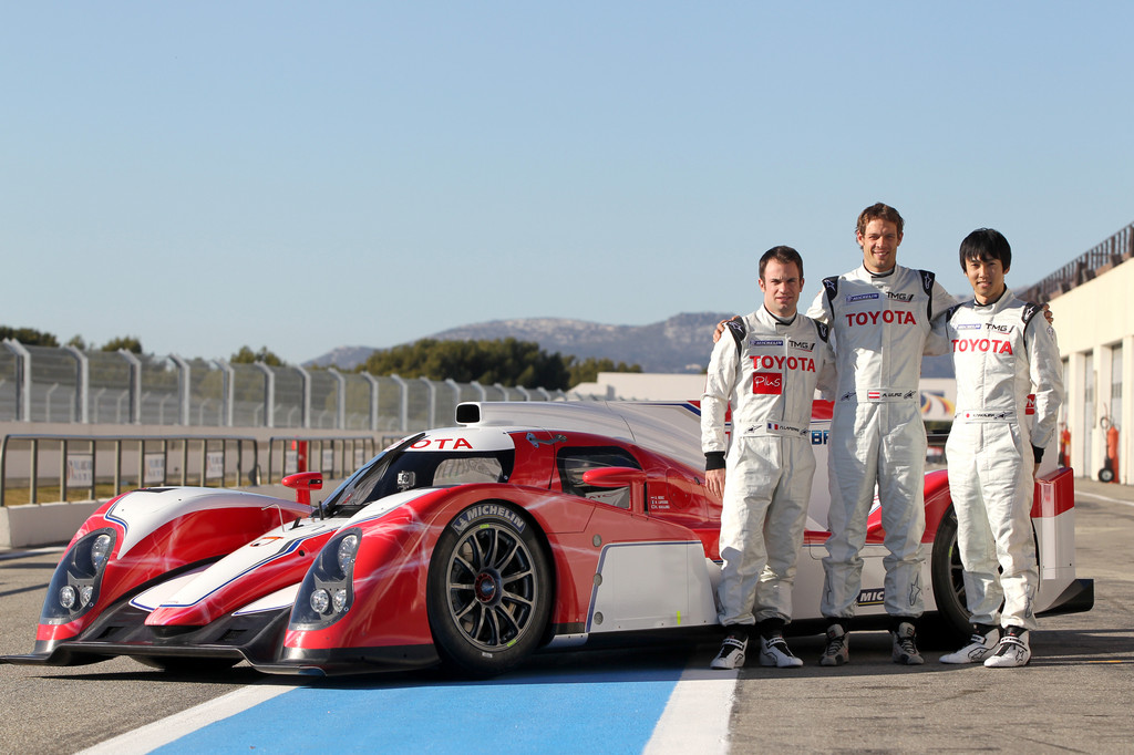 Nicolas Lapierre, Axel Wurz und Kazuki Nakajima (von links) mit dem Toyota TS030 Hybrid.