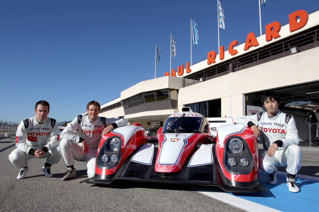 Nicolas Lapierre, Axel Wurz und Kazuki Nakajima (von links) mit dem Toyota TS030 Hybrid.