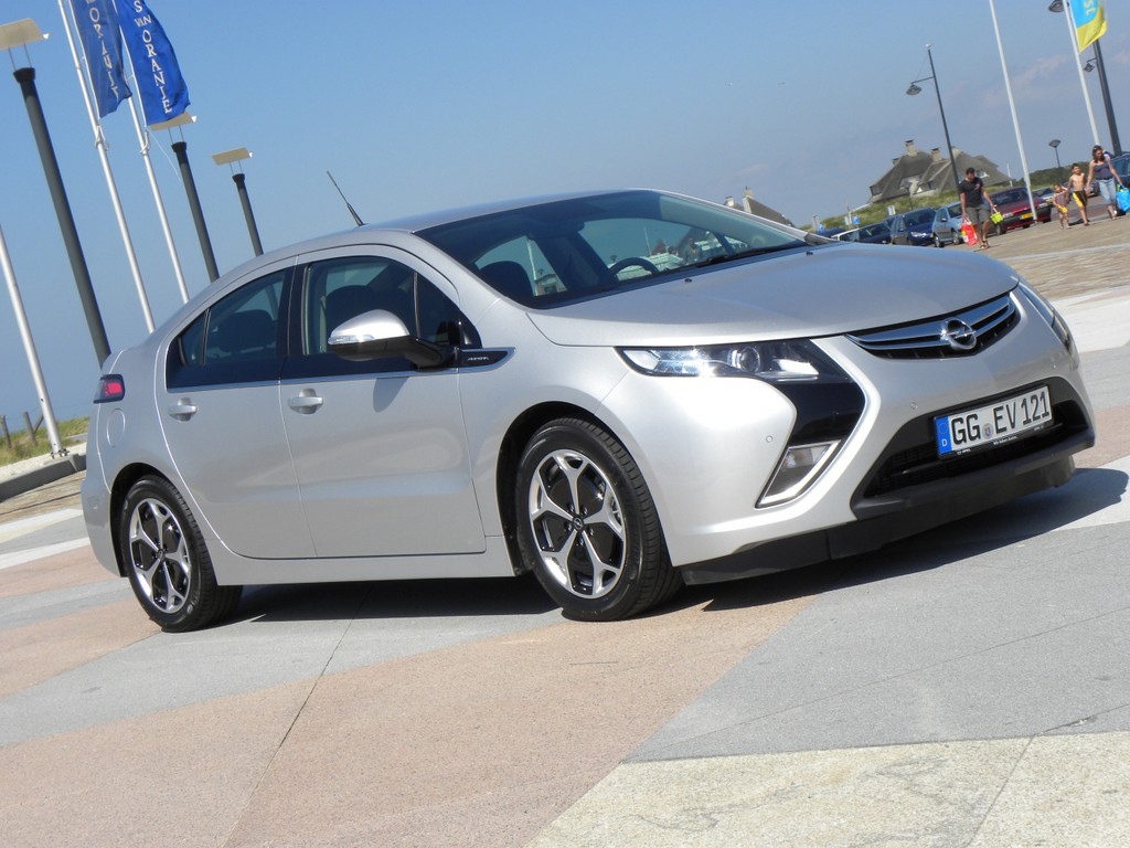 Opel Ampera.