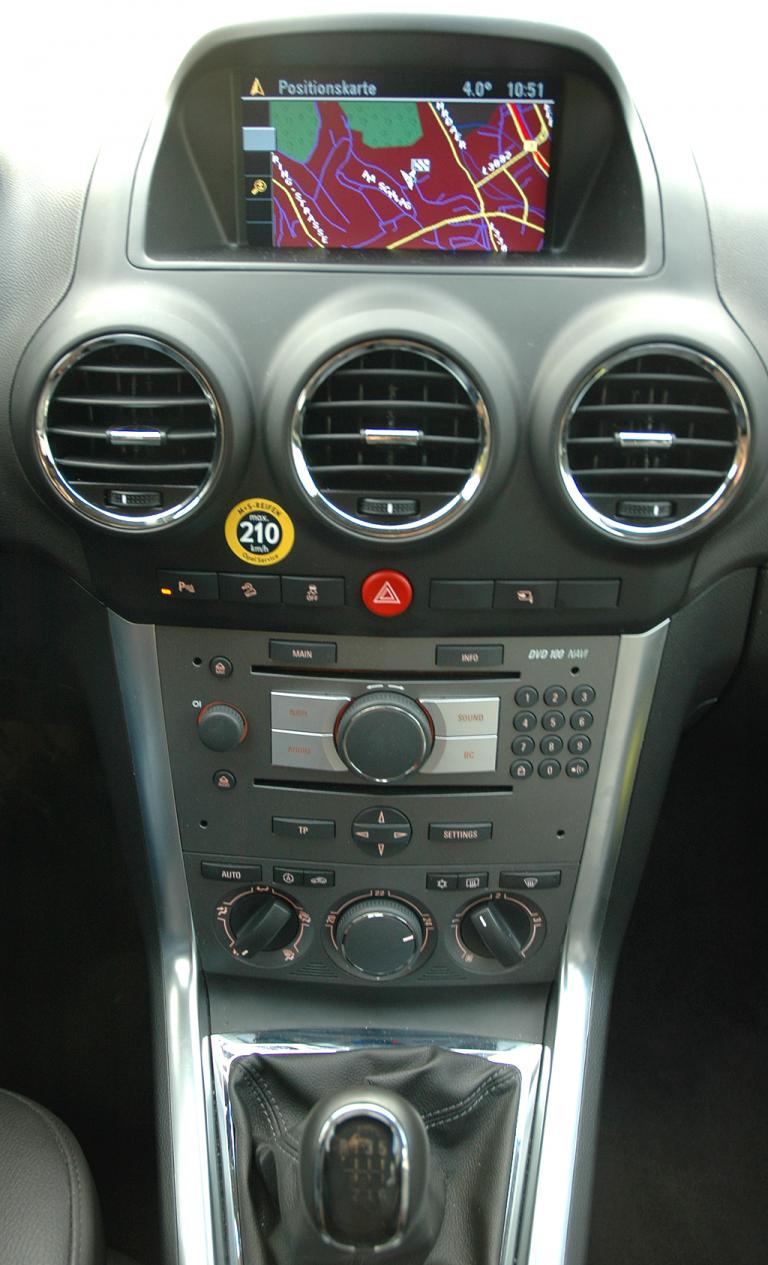 Opel Antara: Blick auf den mittleren Armaturenträger. 