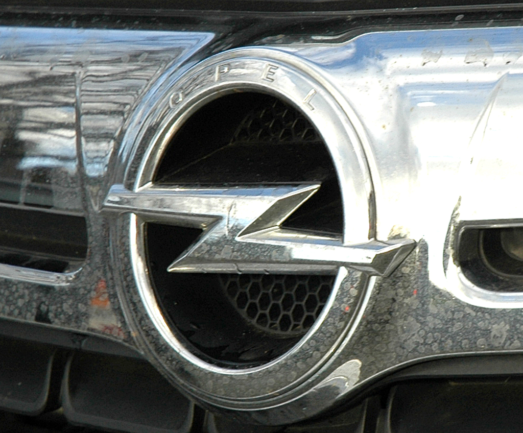 Opel Antara: Das Markenlogo sitzt vorn in einer Chromleiste über dem Kühlergrill. 