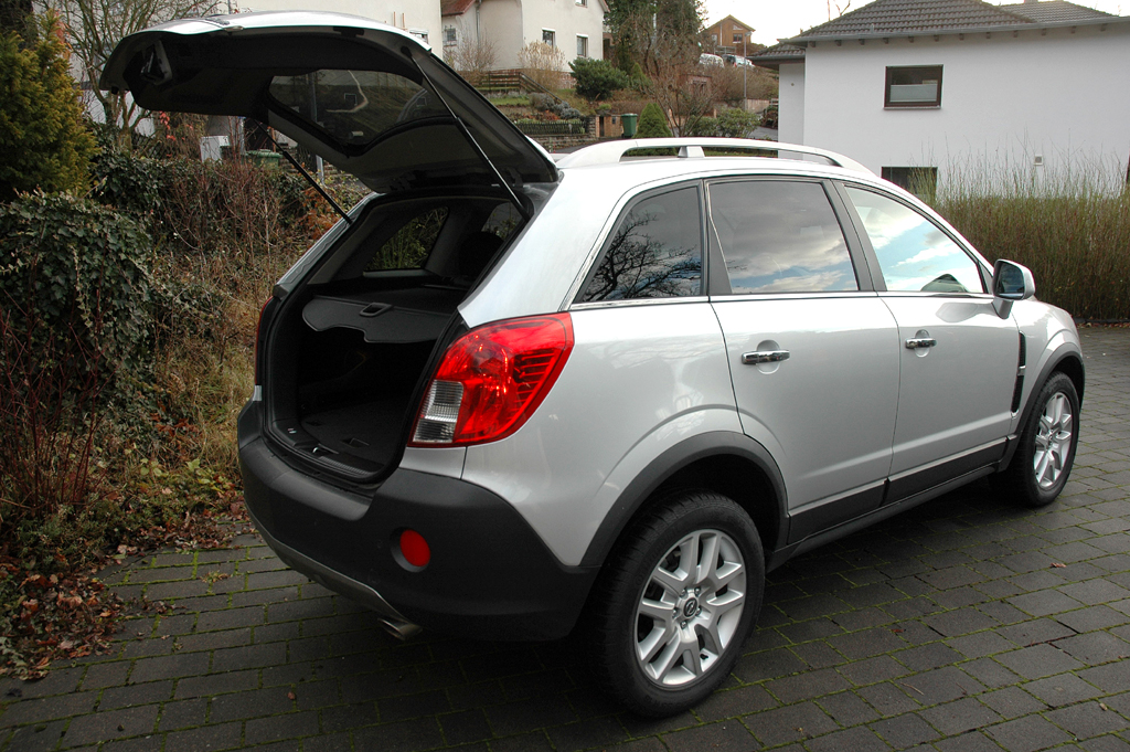 Opel Antara: Ins Gepäckabteil passen 420 bis 1420 Liter hinein. 