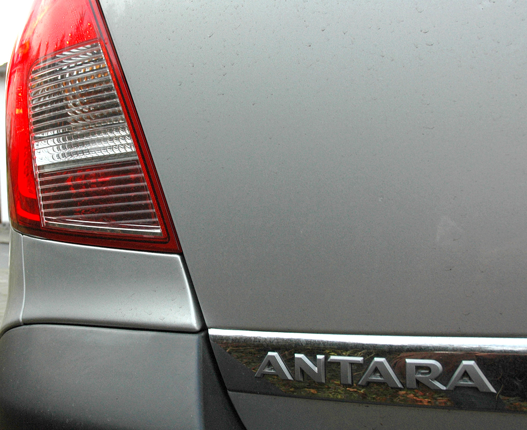Opel Antara: Moderne Leuchteinheit hinten mit Modellschriftzug. 