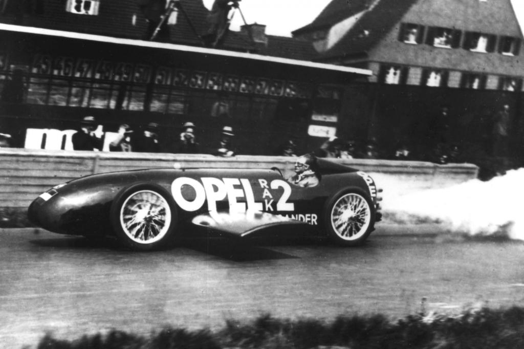 Opel RAK2, Jahr 1928, mit Fritz von Opel auf der Berliner Avus