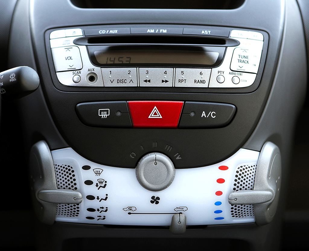 Peugeot 107: ... was auch für den mittleren Armaturenträger gilt. 