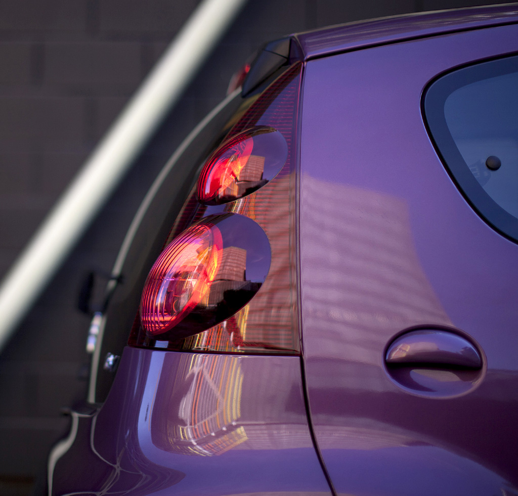 Peugeot 107: Blick von der Seite auf die Rundleuchten hinten. 