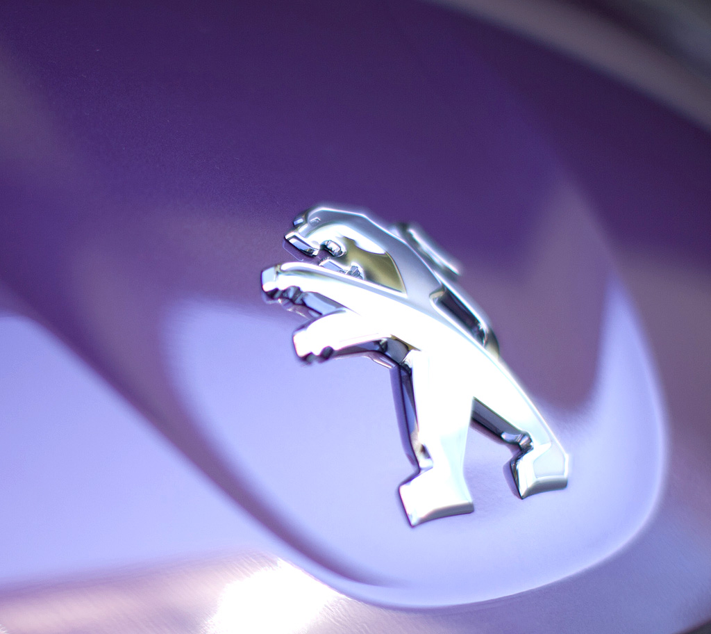 Peugeot 107: Das Löwen-Markenlogo sitzt vorn auf der Motorhaube. 