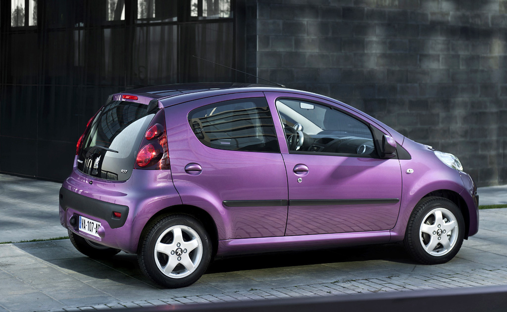 Peugeot 107: Der Kleinwagen ist als Fünftürer (Foto) und als Dreitürer zu haben.