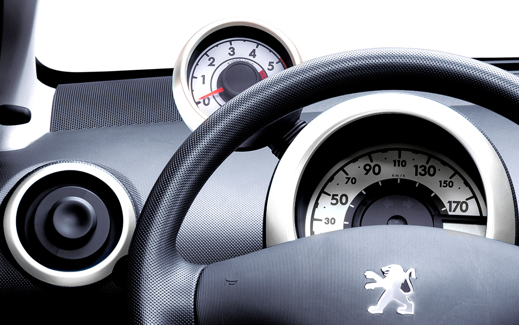 Peugeot 107: Die Instrumentierung ist klar gegliedert, ... 