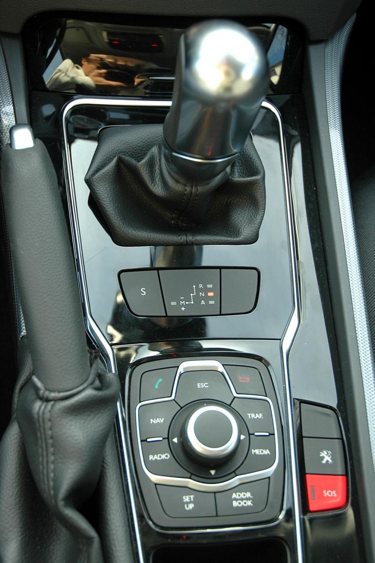 Peugeot 508: Blick auf die Bedieneinheit samt Getriebewählhebel auf dem Mitteltunnel. 