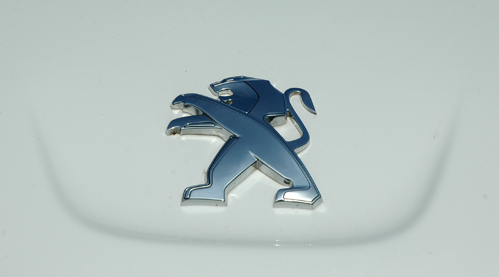Peugeot 508: Das Löwen-Markenemblem sitzt vorn auf der Motorhaube. 