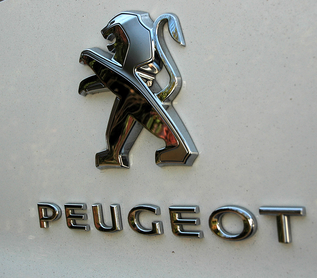 Peugeot 508: Hinten sitzen Markenlogo und -schriftzug auf der Heckklappe. 