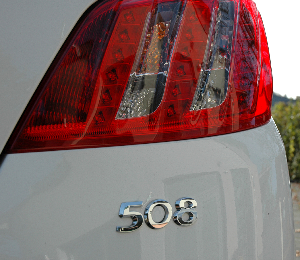 Peugeot 508: Moderne Leuchteinheit mit Modellschriftzug hinten. 
