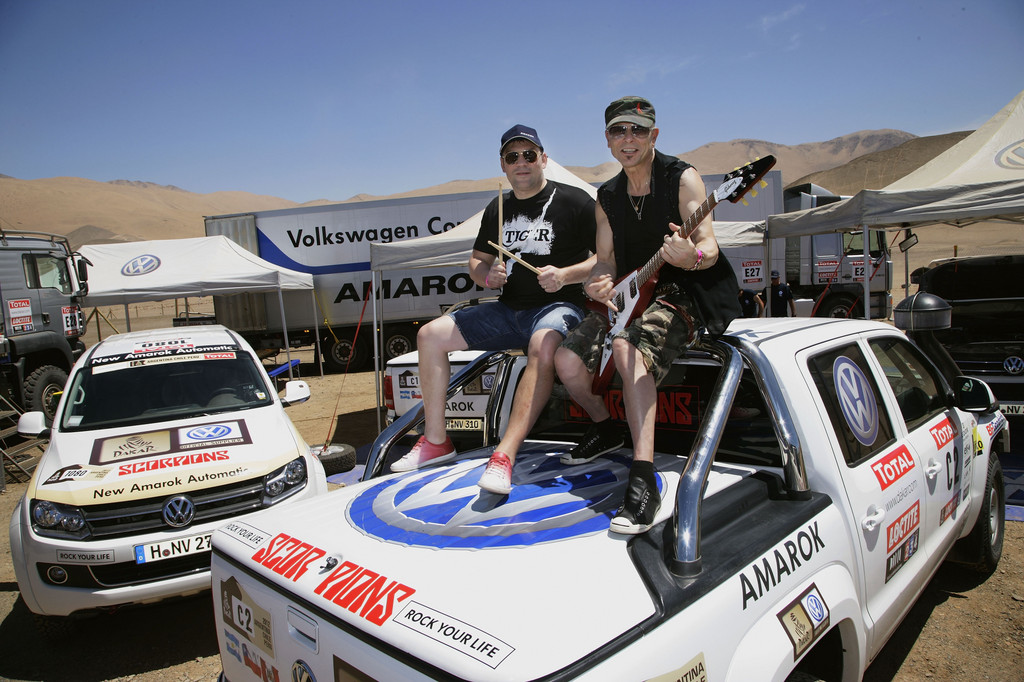 Prominente Gäste von Volkswagen bei der Rallye Dakar: Dariusz Michalczweski (links) und Rudolf Schenker.