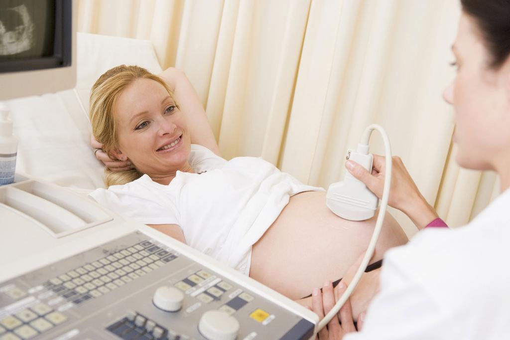 Ratgeber - Mit dem Babybauch hinterm Steuer