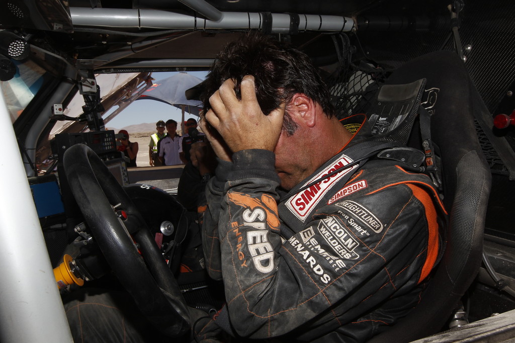 Robby Gordon rauft sich die Haare.