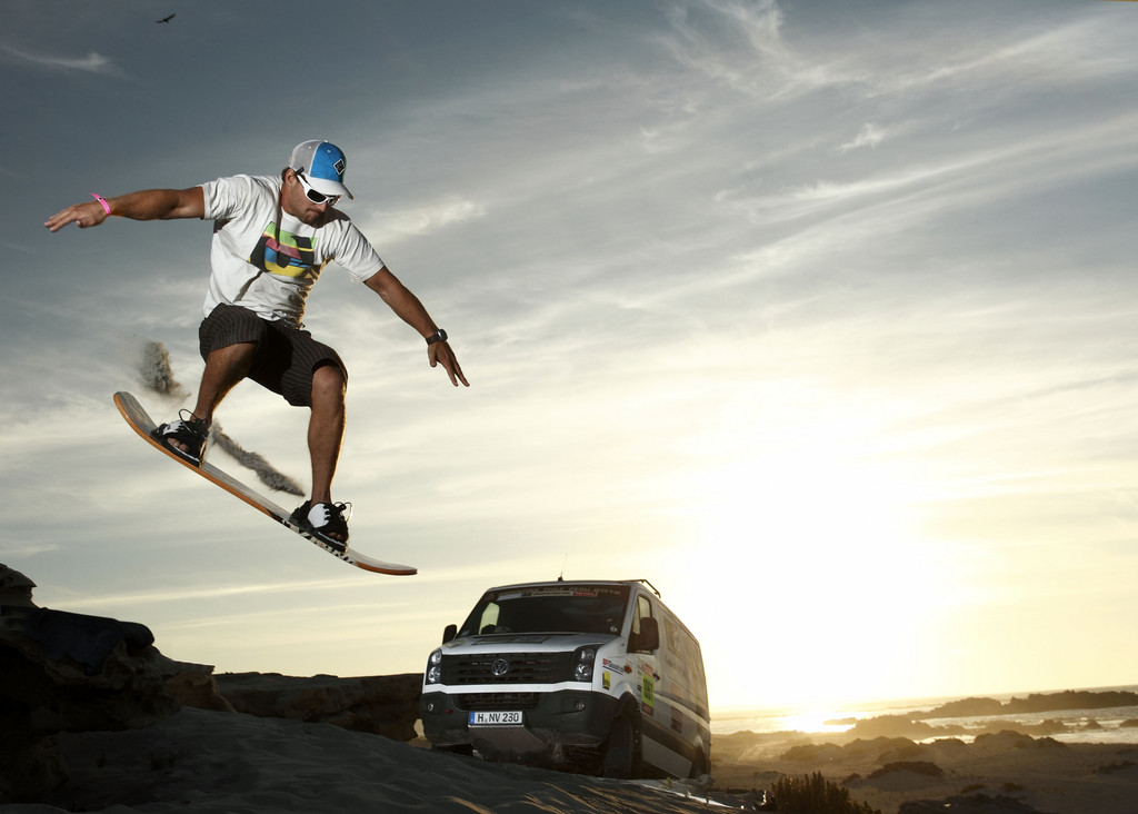 Sandsurfing in Chile: Der britische Surfer Robby Swift mit dem VW Crafter 4Motion.