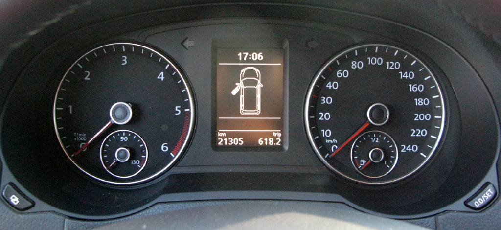 Seat Alhambra: Blick durch den Lenkradkranz auf die Rundinstrumentierung. 