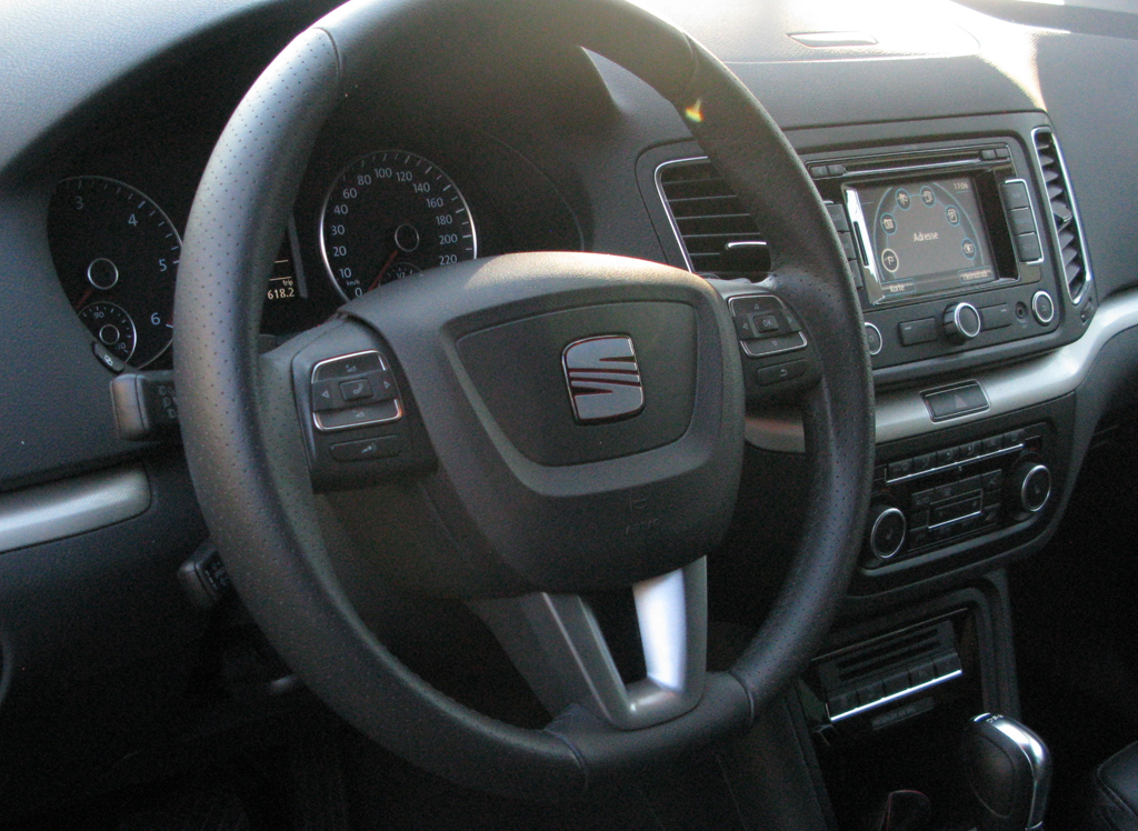 Seat Alhambra: Blick ins übersichtlich gestaltete Cockpit. 