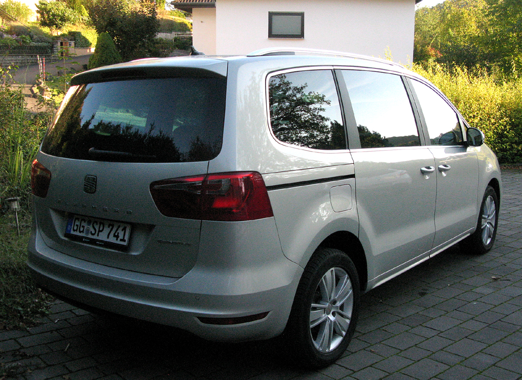 Seat Alhambra: Heck-/Seitenansicht des VW-Sharan-Schwestermodells.