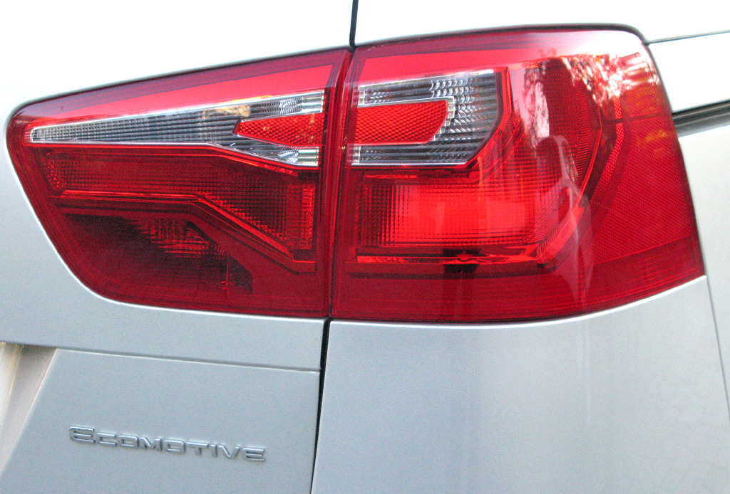 Seat Alhambra: Moderne Leuchteinheiten mit Ecomotive-Schrifzug. 