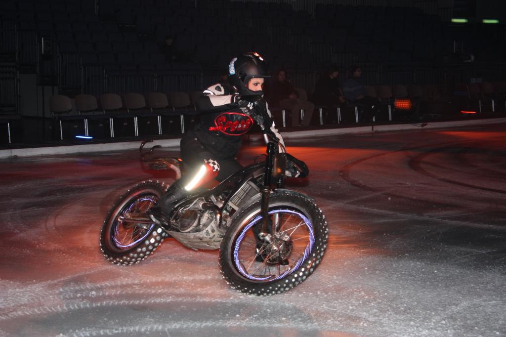 Speed: Mit Trial-Motorrädern übers Eis