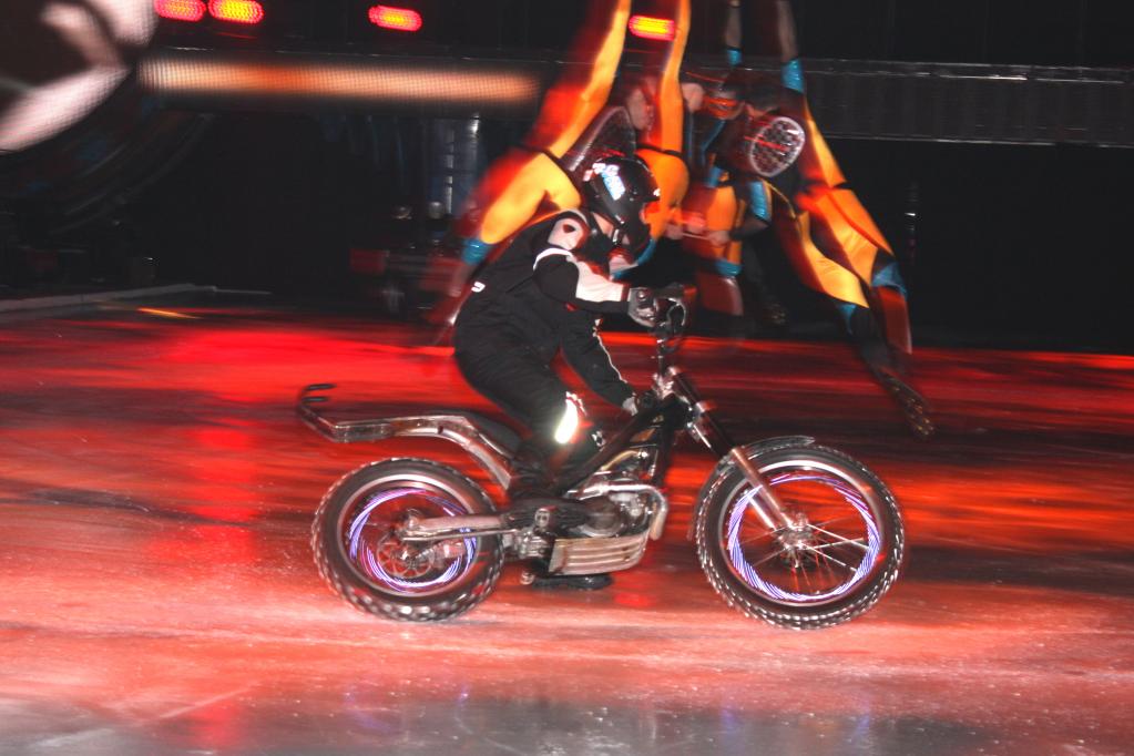 Speed: Mit Trial-Motorrädern übers Eis