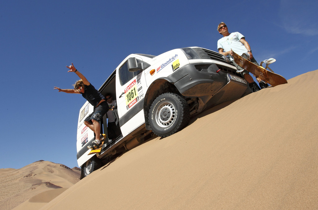 Surften auf Einladung von Volkswagen in den höchsten Sandünen Chiles: Windsurf-Weltmeister Björn Dunkerbeck und der deutsche Surfer Klaas Voget (rechts) mit dem VW Crafter 4Motion.