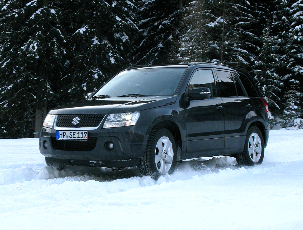 Suzuki-Wintercamp: Grand Vitara unterwegs auf schneereicher Strecke. 