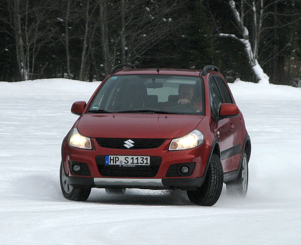 Suzuki-Wintercamp: SX4 beim Driften im Schnee ... 