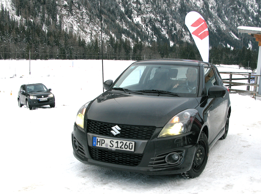Suzuki-Wintercamp: Swift Sport vorn und Grand Vitara hinten. 