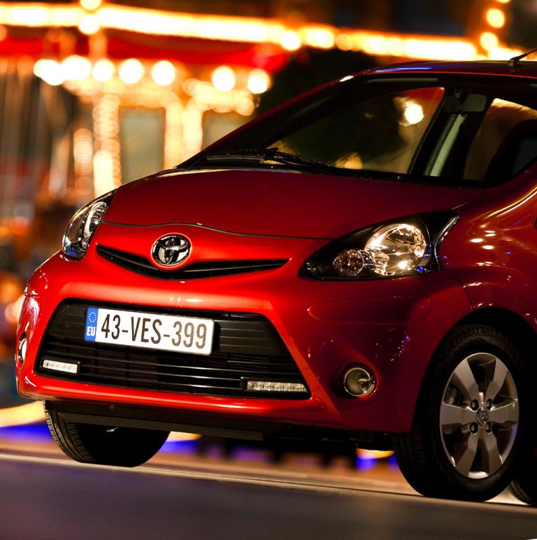 Toyota Aygo: Front-/Seitenansicht auf den vorderen Teil des Kleinstwagens. 