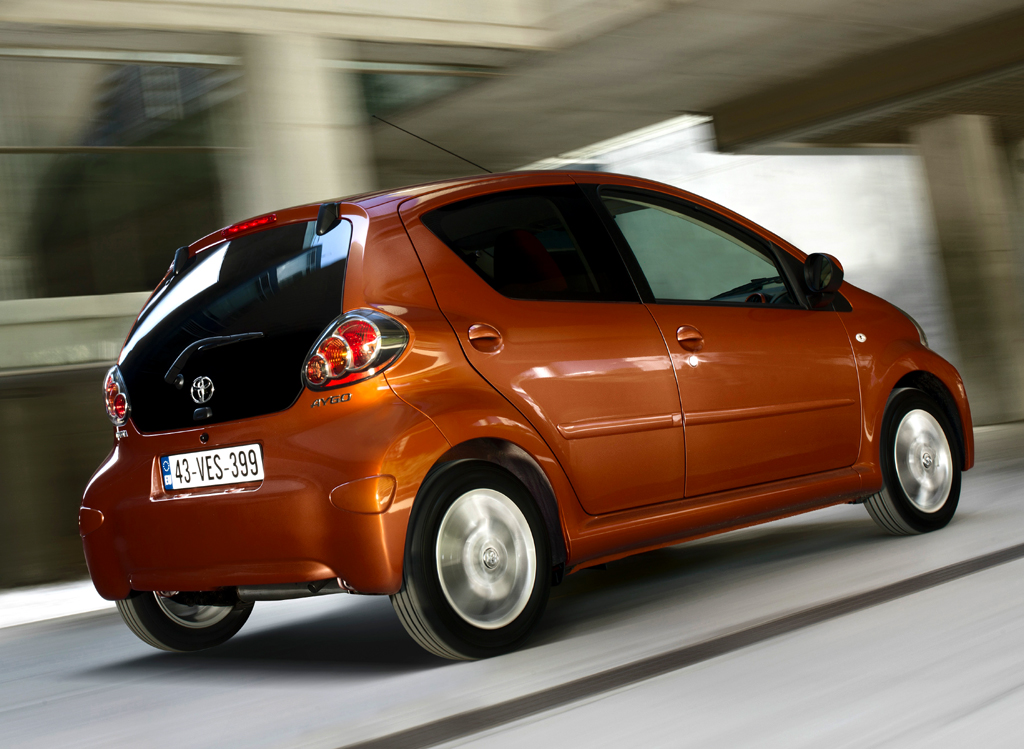 Toyota Aygo: Heck-/Seitenansicht des vorwiegend von Frauen gefahrenen Minis. 