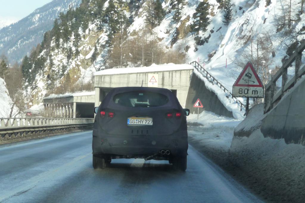Unter der Tarnkappe kann man schmale, fünfeckige Seitenfenster und hochgezogene Türen erkennen