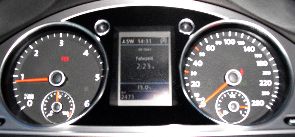VW CC: Blick durch den Lenkradkranz auf die Rundinstrumentierung. 