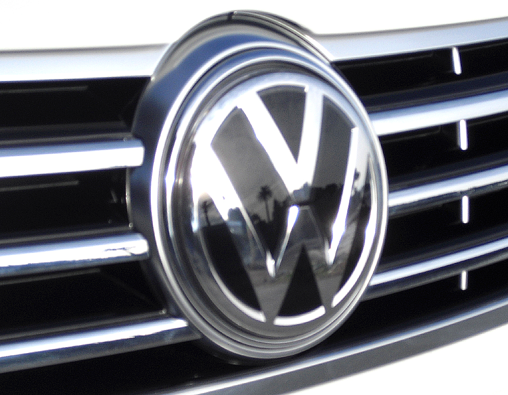 VW CC: Das Markenlogo prangt vorn großformatig im Kühlergrill. 