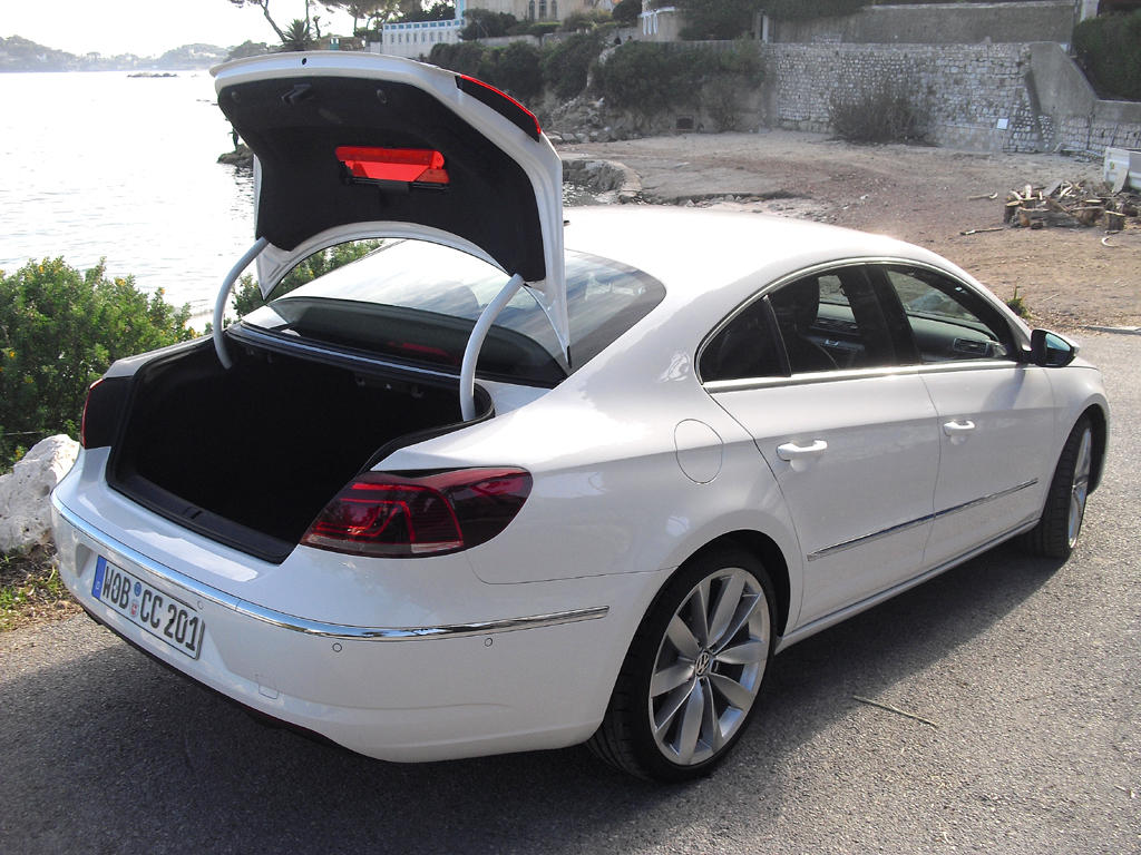VW CC: Ins Gepäckabteil passen stattliche 532 Liter hinein. 