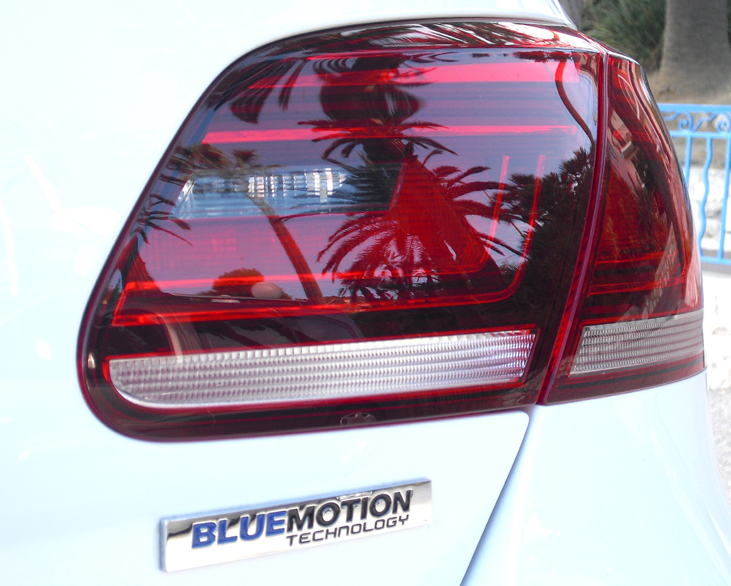 VW CC: Moderne Leuchteinheit hinten mit Bluemotion-Schriftzug 