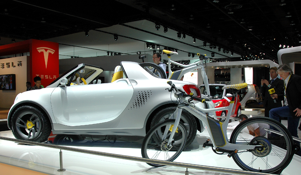 Zwei Smart-E-Bikes finden auf der Ladefläche des City-Pickups Platz. 
