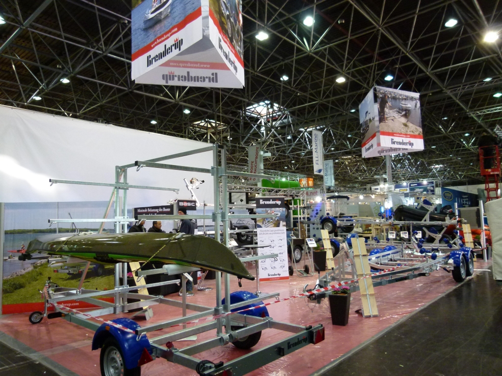 boot Düsseldorf 2012: Von Extrem-Ölzeug bis Marinemotor mit 1800 PS