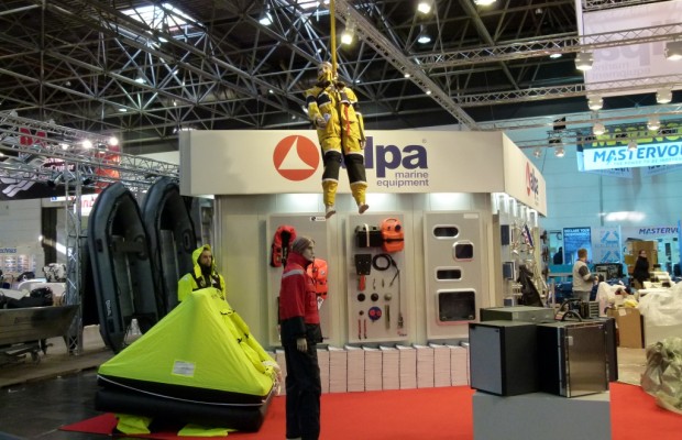 boot Düsseldorf 2012: Von Extrem-Ölzeug bis Marinemotor mit 1800 PS