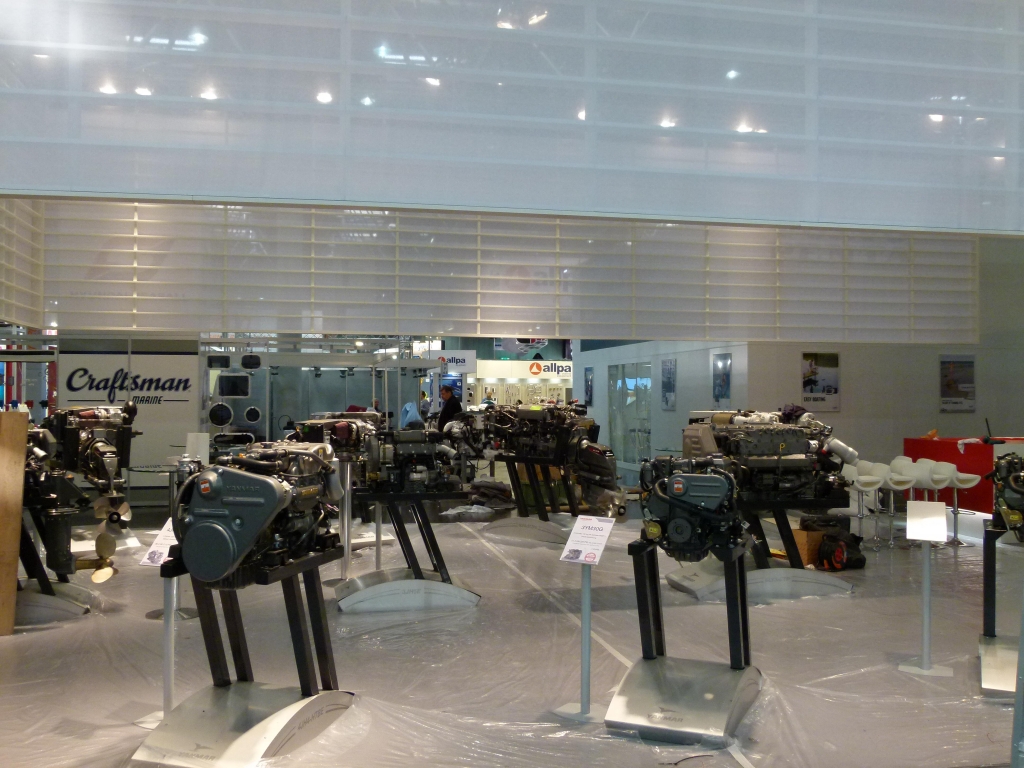 boot Düsseldorf 2012: Von Extrem-Ölzeug bis Marinemotor mit 1800 PS